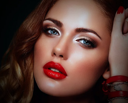 An example of glowy makeup achieved with a highlighter